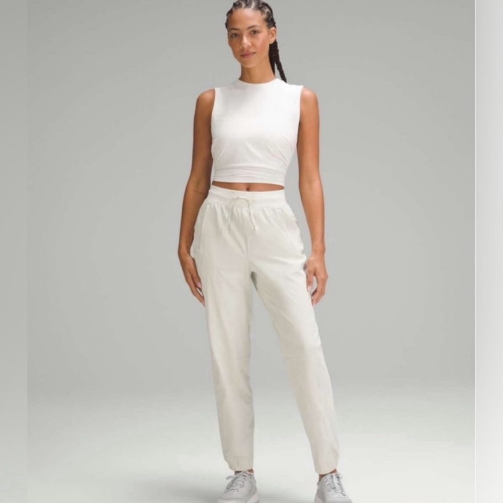 Lululemon License to Train High-Rise Pant
Bone 6 Drawstring Zipper Pockets
